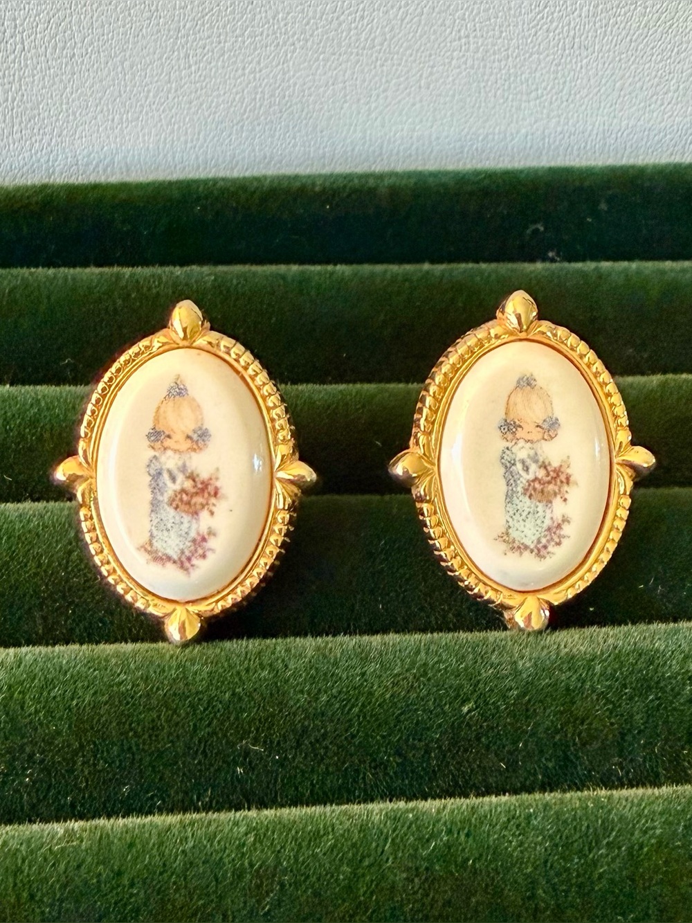 Vintage 1999 AVON Precious Moments Pierced Goldtone Stud Earrings Cameo Style